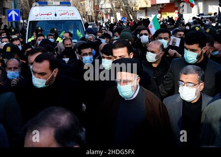Téhéran, Iran.06th janvier 2022.Le président de l'Iran, Ebrahim Raisi marche pendant les funérailles de 150 martyrs inconnus iraniens qui ont été tués pendant la guerre Iran-Irak de 1980-88 et dont les restes ont été récemment récupérés dans les champs de bataille.(Photo de Sobhan Farajvan/Pacific Press) crédit: Pacific Press Media production Corp./Alay Live News Banque D'Images