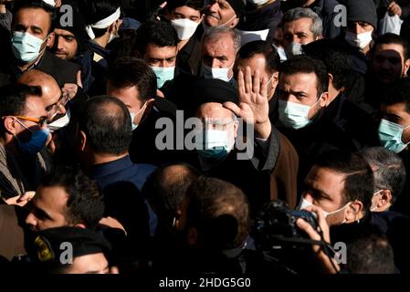Téhéran, Iran.06th janvier 2022.Le président de l'Iran, Ebrahim Raisi marche pendant les funérailles de 150 martyrs inconnus iraniens qui ont été tués pendant la guerre Iran-Irak de 1980-88 et dont les restes ont été récemment récupérés dans les champs de bataille.(Photo de Sobhan Farajvan/Pacific Press) crédit: Pacific Press Media production Corp./Alay Live News Banque D'Images