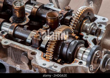 Pignons d'arbre à cames sur un moteur de voiture.Réparation du véhicule, remplacement de la courroie de distribution Banque D'Images