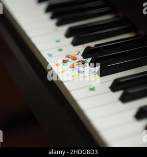 confetti, clavier de piano, confettis, claviers de piano Banque D'Images