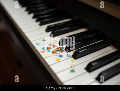 confetti, clavier de piano, confettis, claviers de piano Banque D'Images