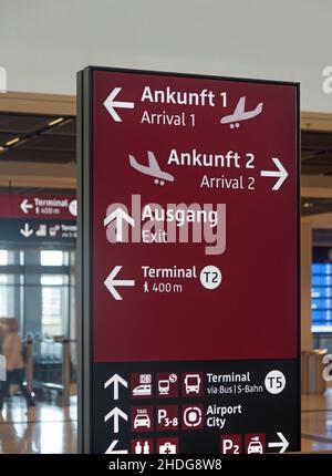 panneau de chemin de pied, aéroport berlin brandenburg, panneaux de chemin de pied Banque D'Images