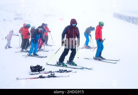 Skieurs au Glenshee Snowsports Center, Cairnwell, Aberdeenshire.Les prévisionnistes prévoient de nouvelles chutes de neige dans certaines parties de l'Écosse et dans le nord de l'Angleterre.Date de la photo: Jeudi 6 janvier 2022. Banque D'Images