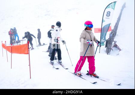 Skieurs au Glenshee Snowsports Center, Cairnwell, Aberdeenshire.Les prévisionnistes prévoient de nouvelles chutes de neige dans certaines parties de l'Écosse et dans le nord de l'Angleterre.Date de la photo: Jeudi 6 janvier 2022. Banque D'Images