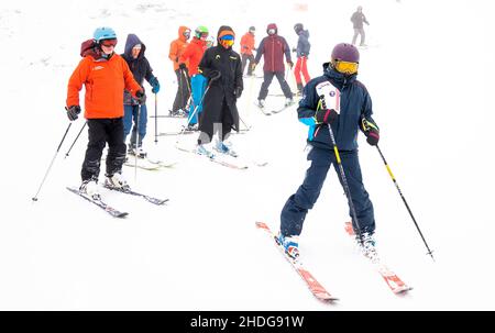 Skieurs au Glenshee Snowsports Center, Cairnwell, Aberdeenshire.Les prévisionnistes prévoient de nouvelles chutes de neige dans certaines parties de l'Écosse et dans le nord de l'Angleterre.Date de la photo: Jeudi 6 janvier 2022. Banque D'Images