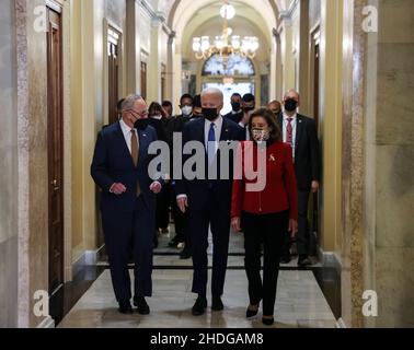 Washington, États-Unis.06th janvier 2022.Le président américain Joe Biden est flanqué par le leader de la majorité au Sénat Chuck Schumer (D-NY) et la Présidente de la Chambre Nancy Pelosi (D-CA) dans le Hall of Columns lorsqu'il arrive à l'occasion du premier anniversaire de l'attaque du 6 janvier 2021 contre le Capitole des États-Unis par les partisans de l'ancien président Donald Trump,Sur Capitol Hill à Washington, États-Unis, le 6 janvier 2022.(Photo par Evelyn Hockstein/Pool/Sipa USA) crédit: SIPA USA/Alay Live News Banque D'Images