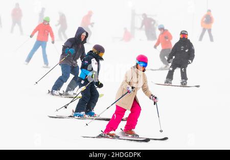 Skieurs et snowboardeurs au Glenshee Snowsports Center, Cairnwell, Aberdeenshire.Les prévisionnistes prévoient de nouvelles chutes de neige dans certaines parties de l'Écosse et dans le nord de l'Angleterre.Date de la photo: Jeudi 6 janvier 2022. Banque D'Images