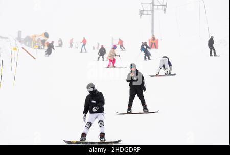 Skieurs et snowboardeurs au Glenshee Snowsports Center, Cairnwell, Aberdeenshire.Les prévisionnistes prévoient de nouvelles chutes de neige dans certaines parties de l'Écosse et dans le nord de l'Angleterre.Date de la photo: Jeudi 6 janvier 2022. Banque D'Images