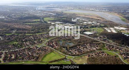 Vue aérienne vers le nord-ouest en direction de Runcorn et de la rivière Mersey depuis Keckwick et Manor Park Banque D'Images