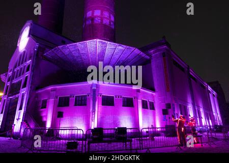 (220106) -- HELSINKI, le 6 janvier 2022 (Xinhua) -- des membres du personnel préparent le festival Lux Helsinki Light à Helsinki, en Finlande, le 5 janvier 2022.Lux Helsinki est un festival annuel d'art léger qui se déroule dans le centre-ville d'Helsinki début janvier.Tout le monde peut profiter de l'écran gratuitement.(Photo de Matti Matikainen/Xinhua) Banque D'Images