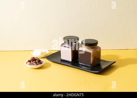 tartiner au beurre d'amande et tartiner au beurre de chocolat d'amande Banque D'Images