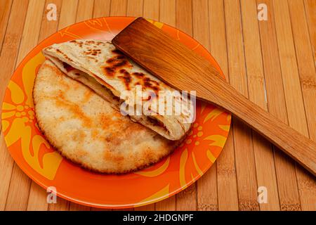 délicieux pain pita fait maison avec du fromage couché sur une assiette Banque D'Images