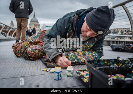 Ben Wilson AKA, « l’homme à chiquer », s’inspire de son dégoût pour tout genre de décombish dans les rues. Banque D'Images