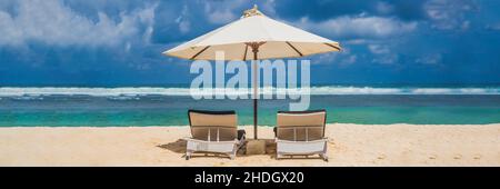 Deux chaises de plage sur la bannière vacances tropicales, format long Banque D'Images