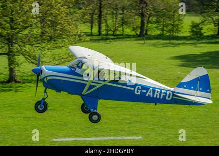 Piper PA-22 Tri-Pacer avion décollage de Henham Park, Suffolk, piste d'atterrissage en herbe de campagne.G-ARFD.Tripacer avion léger monoplan à aile haute Banque D'Images