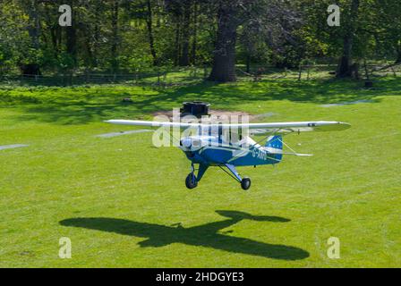 Piper PA-22 Tri-Pacer avion décollage de Henham Park, Suffolk, piste d'atterrissage en herbe de campagne.G-ARFD.Tripacer avion léger monoplan à aile haute Banque D'Images