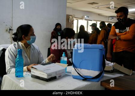 6 janvier 2022, Noida, Uttar pradesh, Inde: Des gens en file d'attente dans un hôpital du gouvernement pour la vaccination contre le covid.Les distances sociales et autres mesures de sécurité ne sont pas suivies ici même pendant l'épidémie d'omicron.(Credit image: © Haripriya Shaji/Pacific Press via ZUMA Press Wire) Banque D'Images