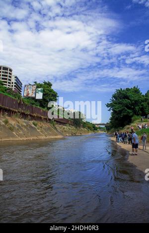 Caracas, District de la capitale, Venezuela.21 août 2021.Les gens marchent le long des rives de la rivière Guaire dans une promenade sociale où les secteurs de la ville ar Banque D'Images