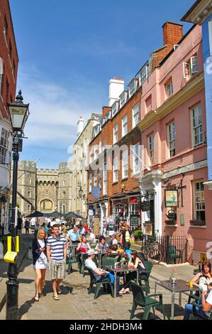 Restaurants en plein air, la rue de l'Église, Castle Hill, Windsor, Berkshire, Angleterre, Royaume-Uni Banque D'Images