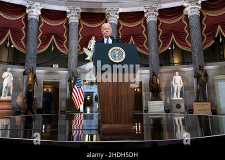 Le président Joe Biden a prononcé une allocution dans la salle de la statue du Capitole des États-Unis à Washington, DC, le jeudi 6 janvier 2022, pour marquer l'anniversaire de l'attentat contre le Capitole.Crédit : Greg Nash/Pool via CNP Banque D'Images