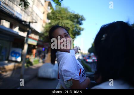 Bangkok, Bangkok, Thaïlande.6th janvier 2022.La candidature représentative au bureau du gouvernement du district de Lak si afin de demander l'élection et de recevoir leur numéro de vote.Il s'agit d'une réélection du district de Lak si depuis que son ancien représentant, Sira Jenjaka, a annoncé sa disqualification par la Cour constitutionnelle en raison de ses accusations criminelles d'emprisonnement dans le passé.Se référant à la Constitution thaïlandaise de 2017 mentionnant la qualification des candidats représentatifs, une personne condamnée à la prison ne peut pas demander de représentants.(Credit image: © Kan Sangtong/Pacific Pres Banque D'Images