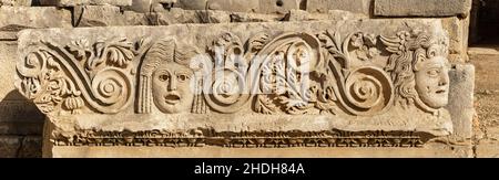 Fragment d'une frise avec des faces de pierre sur les ruines de l'ancienne ville de Mira, Turquie Banque D'Images