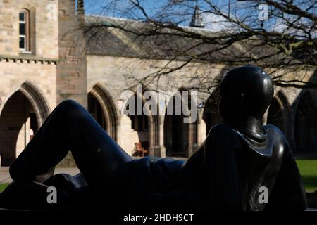 Photographie en couleur d'une statue située sur le terrain de l'université d'Aberdeen intitulée « jeune avec une pomme fendue ». Banque D'Images