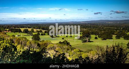 Les terrains de sport pour l'école privée Seaford College, près de Petworth dans West Sussex, Royaume-Uni vu du sommet du parc national de South Downs. Banque D'Images