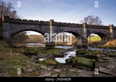 La tour Barden, enjambant la rivière Wharfe, sur le terrain de l'abbaye de Bolton, Barden, Skipton, Royaume-Uni Banque D'Images