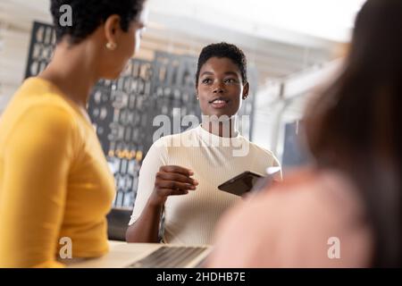 Femmes d'affaires multiraciales discutant lors d'une réunion dans un bureau créatif Banque D'Images