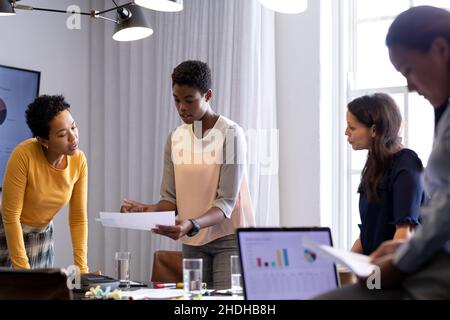 Femmes d'affaires multiraciales discutant de la stratégie d'affaires lors d'une réunion dans la salle de conférence Banque D'Images