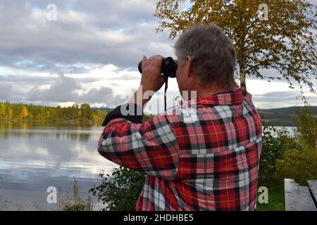 homme, observation, jumelles, gars, hommes Banque D'Images