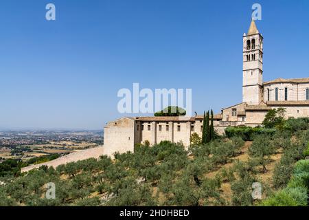 Vue panoramique depuis Assise avec le clocher de la basilique de Santa Chiara, Ombrie, Italie Banque D'Images