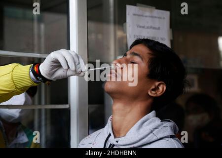 6 janvier 2022, Noida, Uttar pradesh, Inde: Les foules se sont rassemblée pour le test Covid-19 dans un hôpital gouvernemental de Noida après l'épidémie d'omicron.(Credit image: © Haripriya Shaji/Pacific Press via ZUMA Press Wire) Banque D'Images