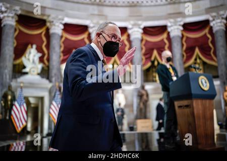 Washington, DC, États-Unis.06th janvier 2022.Le chef de la majorité au Sénat des États-Unis, Chuck Schumer (démocrate de New York), fait des vagues devant le président américain, Joe Biden, lors d'une cérémonie qui a eu lieu le 06 janvier 2022 à Washington à l'occasion de l'anniversaire de l'attentat du 6 janvier contre le Capitole des États-Unis.Il y a un an, les partisans du président Donald Trump ont attaqué le Capitole des États-Unis dans une tentative de perturber un vote du Congrès pour confirmer la victoire de Joe Biden au collège électoral.Crédit : Drew Angerer/Pool via CNP/Media Punch/Alay Live News Banque D'Images