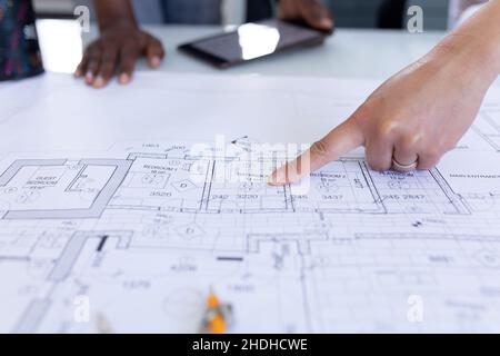Image rognée d'architectes féminins discutant sur le plan pendant la réunion au bureau Banque D'Images