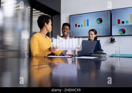 Femmes d'affaires multiraciales discutant de la stratégie d'affaires dans la salle du conseil d'administration pendant la réunion Banque D'Images