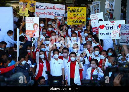 Bangkok, Bangkok, Thaïlande.6th janvier 2022.La candidature représentative au bureau du gouvernement du district de Lak si afin de demander l'élection et de recevoir leur numéro de vote.Il s'agit d'une réélection du district de Lak si depuis que son ancien représentant, Sira Jenjaka, a annoncé sa disqualification par la Cour constitutionnelle en raison de ses accusations criminelles d'emprisonnement dans le passé.Se référant à la Constitution thaïlandaise de 2017 mentionnant la qualification des candidats représentatifs, une personne condamnée à la prison ne peut pas demander de représentants.(Credit image: © Kan Sangtong/Pacific Pres Banque D'Images