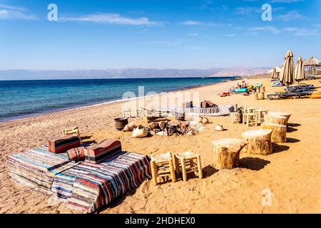 La plage au Berenice Beach Club, Aqaba, Aqaba Governorat, Jordanie. Banque D'Images