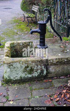 Une pompe à eau de village restaurée dans le Stoney Middleton, Peak District National Park, Derbyshire Banque D'Images