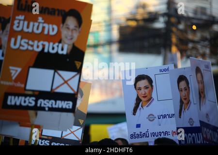 Bangkok, Bangkok, Thaïlande.6th janvier 2022.La candidature représentative au bureau du gouvernement du district de Lak si afin de demander l'élection et de recevoir leur numéro de vote.Il s'agit d'une réélection du district de Lak si depuis que son ancien représentant, Sira Jenjaka, a annoncé sa disqualification par la Cour constitutionnelle en raison de ses accusations criminelles d'emprisonnement dans le passé.Se référant à la Constitution thaïlandaise de 2017 mentionnant la qualification des candidats représentatifs, une personne condamnée à la prison ne peut pas demander de représentants.(Credit image: © Kan Sangtong/Pacific Pres Banque D'Images