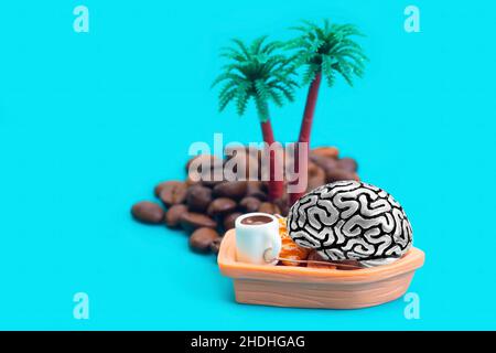 Copie en acier d'un cerveau humain appréciant le café du matin assis dans un bateau à jouets près d'une île tropicale faite de grains de café torréfiés et de palmiers.Réf Banque D'Images