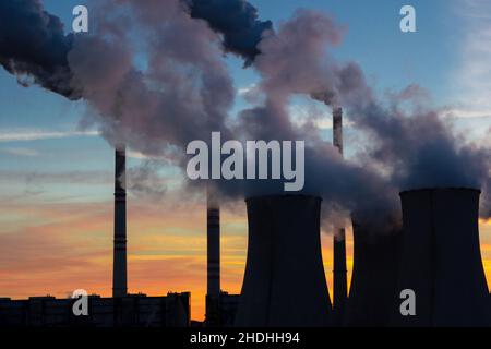 Centrale à charbon en face du ciel du soir Banque D'Images