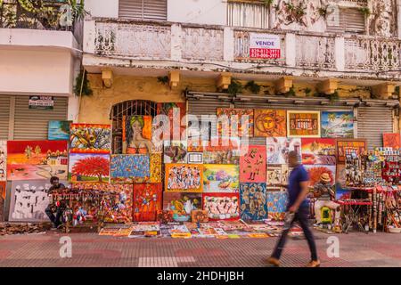 SAINT-DOMINGUE, RÉPUBLIQUE DOMINICAINE - 21 NOVEMBRE 2018 : boutique de souvenirs avec peintures à la rue piétonne El Conde à Saint-Domingue, capitale de Dominic Banque D'Images