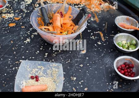 Bols de légumes dans une cuisine de boue, Royaume-Uni Banque D'Images