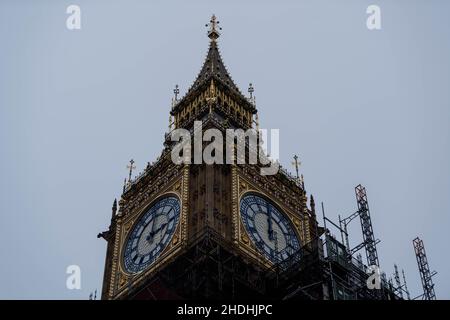 Londres, Royaume-Uni.6th janvier 2022.Les travaux se poursuivent sur l'emblématique Tour Elizabeth, qui abrite Big Ben, à l'extrémité nord du Palais de Westminster.Le travail a restauré cette peinture originale et les détails fins sur le visage des horloges de la tour Elizabeth.Crédit : Ian Davidson/Alay Live News Banque D'Images