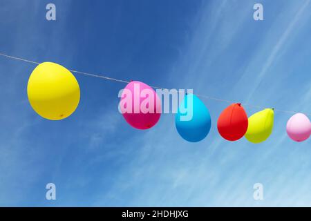 Ballons colorés sur le ciel bleu Banque D'Images