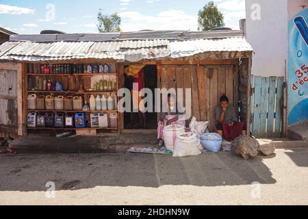 Ilakaka, Madagascar - 05 mai 2019 : deux femmes malgaches inconnues qui vendent du grain et du riz à côté de la route principale, devant une simple cabane en bois où l'OI motorisé Banque D'Images