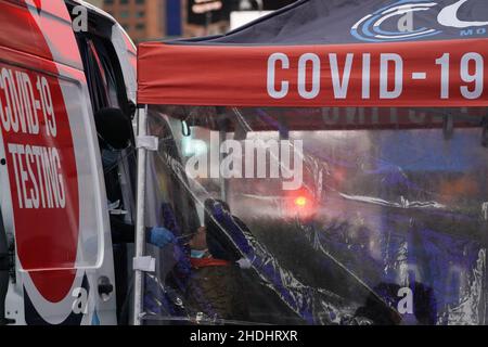 New York, New York, États-Unis.6th janvier 2022.Les gens sont testés pour COVIID-19 sur un site de test mobile à Times Square le 6 janvier 2022 à New York.(Image de crédit : © Bryan Smith/ZUMA Press Wire) Banque D'Images