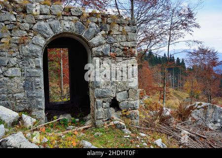 Friuli Venezia Giulia, Italie.WWI, piste de mule près du col de Montecroce Carnico.Casernes italiennes à l'arrière. Banque D'Images